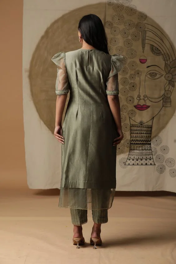 Basic Suit with a front slit and replicate paintings at the yoke