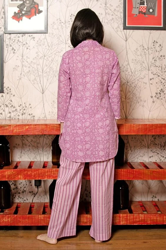 Knee-duration Suit in a colorful color with a simple round neck