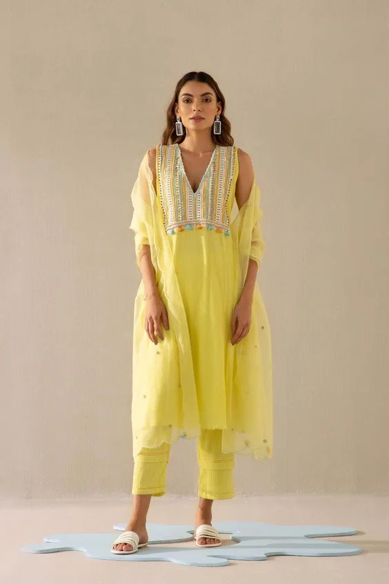 Ankle-length Suit with a V-neck and diffused facet embroidery