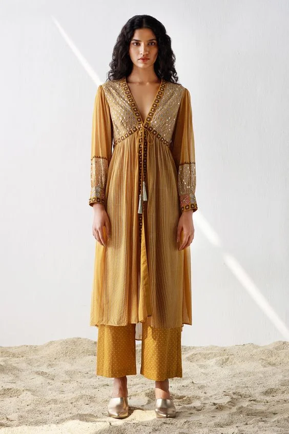 Ankle-length Suit with a V-neck and diffused facet embroidery