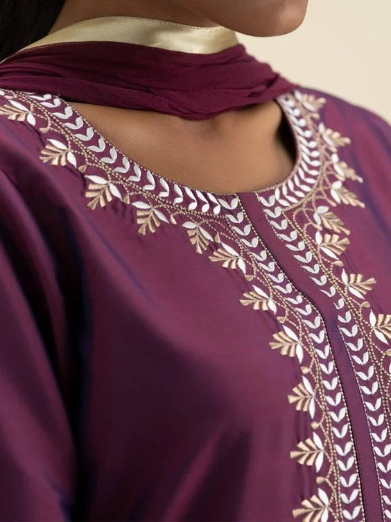 Round Neck with Embroidery