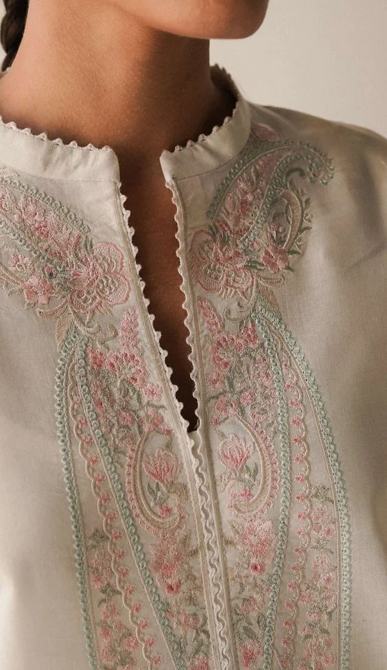 Collar with Embroidery Neck Design